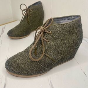 TOMS Booties Size 8 Women's Desert Wedge Lace Up In Olive Herringbone